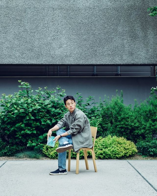 '완주:기록:01' 전시 현장에서 포착된 박정민의 모습 / 사진 : 출판사 '무제' 인스타그램