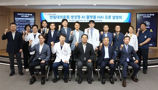 (첫 번째 줄 왼쪽부터) 박성진 학교법인일송학원 기획조정실장, 김형수 한림대학교성심병원장, 윤희성 학교법인일송학원 이사장, 김용선 한림대학교의료원장, 김승기 코난테크놀로지 부사장 /사진 제공=한림대의료원