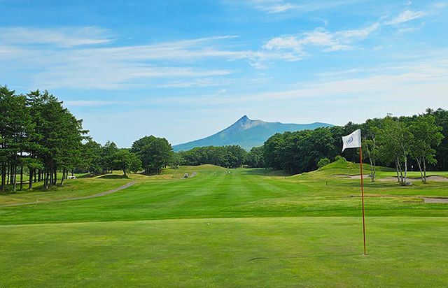 오누마 코스 5번 홀 그린에서 바라본 코마가타케산.