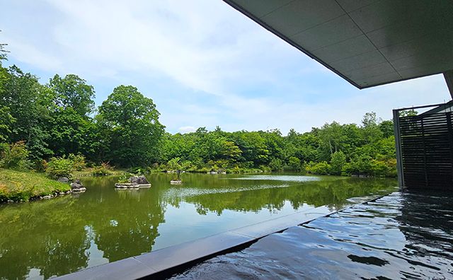 프린스 호텔 내 천연 온천은 피로를 풀기에 안성맞춤이다.