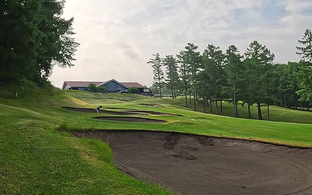 오르막 지형에 벙커들이 위협적인 오누마 18번 홀.