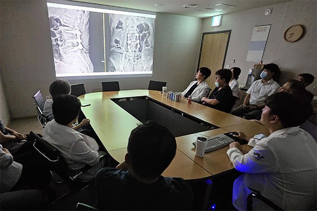 지우병원 의료진이 다학제 협진 회의를 통해 환자 케이스를 공유하고 있다. /사진 제공=지우병원