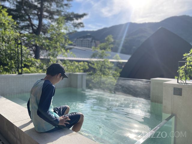 오션빌리지의 1층 야외 테라스에 있는 미니풀