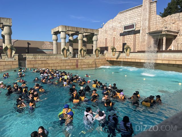 오션월드 어트랙션 중 하나인 '서핑마운트'를 즐기는 사람들