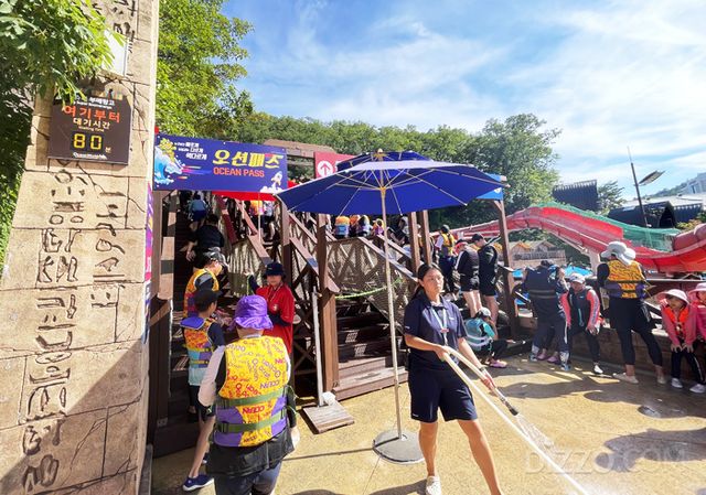 오션패스 투숙객이 대기 없이 우선 탑승하는 모습 