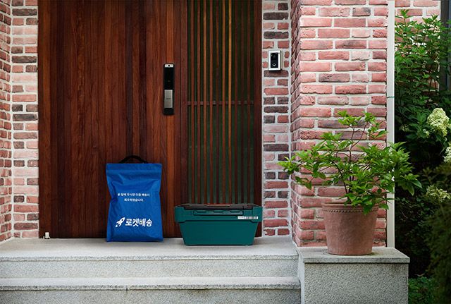 쿠팡로지스틱스서비스(CLS)는 업계 최초 초경량 다회용 ‘에코백’과 ‘뉴 프레시백’을 시범운영하고 있다./사진=쿠팡