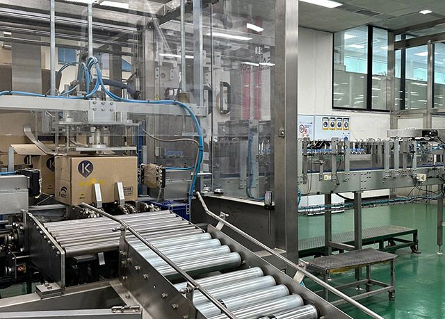 한국수자원공사는 재해, 재난 상황 시 비상 식수로 공급하는 병입 수돗물을 국내에서 수거한 투명 페트병으로 만든 100% 재생 원료의 친환경 페트병으로 공급한다./사진=한국수자원공사