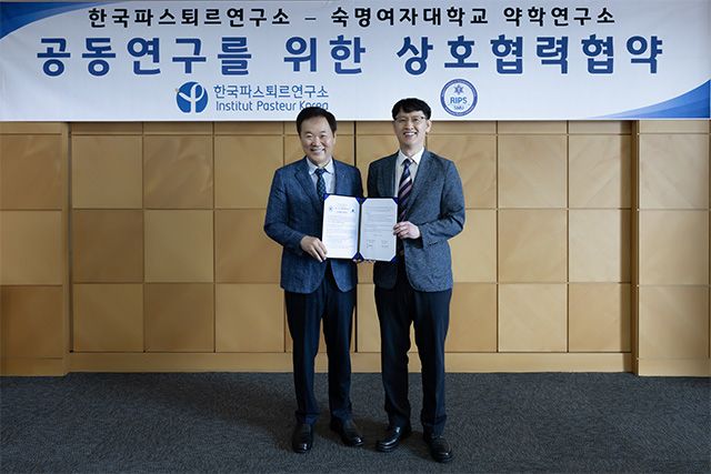 (왼쪽부터) 장승기 한국파스퇴르연구소장, 장창영 숙명여자대학교 약학연구소장 /사진 제공=한국파스퇴르연구소