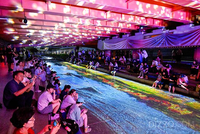 청계소울오션에서 시민들이 미디어아트 전시를 관람하고 있다.(사진제공=서울관광재단)