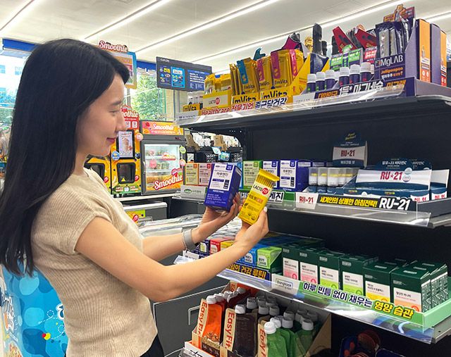 GS25에 비타민, 유산균, 오메가3 등 건강기능식품이 진열되어 있다./사진=GS25