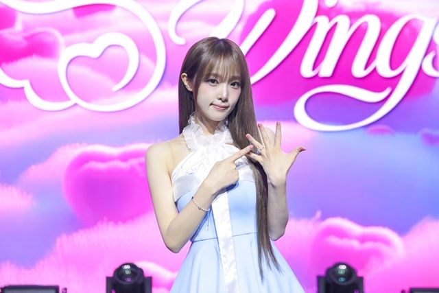 [종합] "가장 최예나 다운 모습으로"…'예나 코어' 그 자체인 '블루밍 윙스'