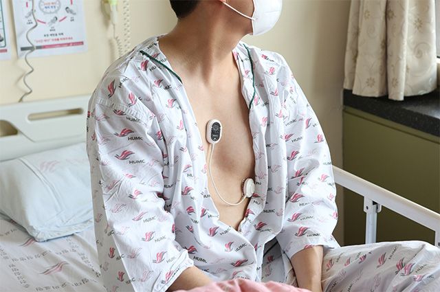 한림대성심병원 입원 환자가 착용한 씽크 센서. 작고 가벼워 활동 중에도 부담이 적다. /사진 제공=한림대성심병원