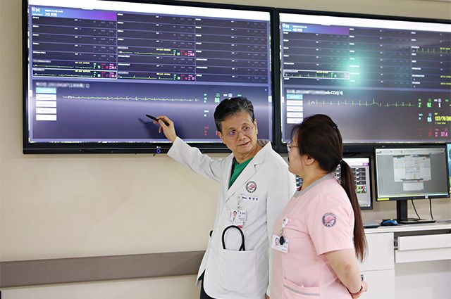 한림대성심병원 한상진 부정맥센터장(왼쪽)과 오신명 수간호사가 실시간 모니터링 시스템을 통해 환자 상태를 확인하고 있다. /사진 제공=한림대성심병원