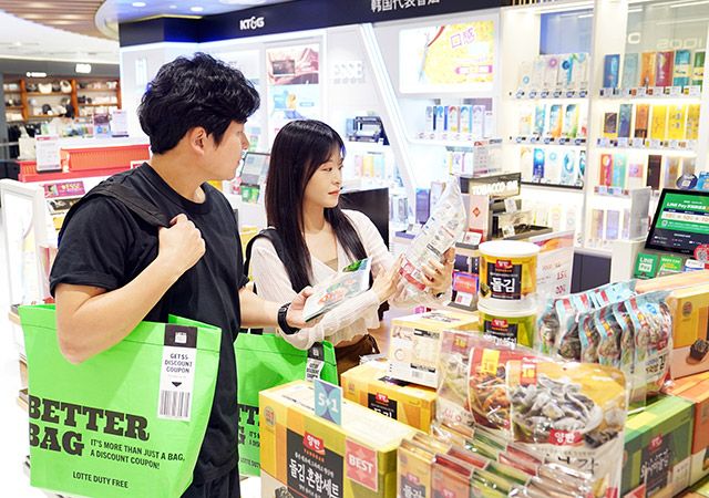 서울 중구 롯데면세점 명동본점에서 모델들이 리유저블백을 소개하고 있다./사진=롯데면세점