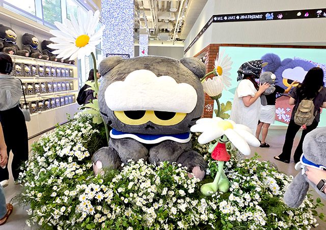 매장입구에 고양이 캐릭터 ‘조아(ZOA)’와 데이지 꽃을 형상화한 ‘앤(A&NE)’의 조형물이 배치되어 있다./사진=김경희