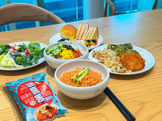 농심은 공항 스카이허브라운지 식사 코너에서 비빔면 브랜드 배홍동 메뉴를 선보인다./사진=농심