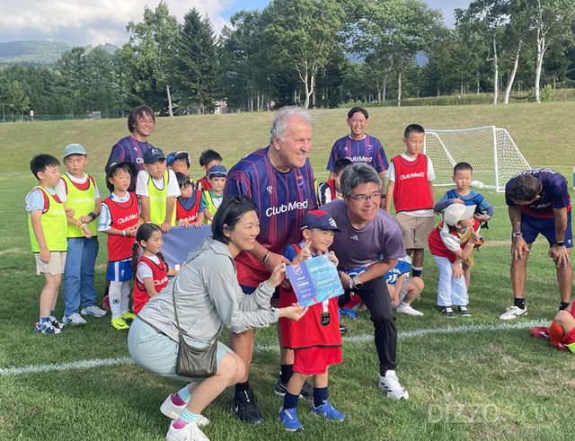 지쿠가 축구캠프에 참가한 어린이와 기념사진을 찍고 있다.(사진촬영=서미영 기자)
