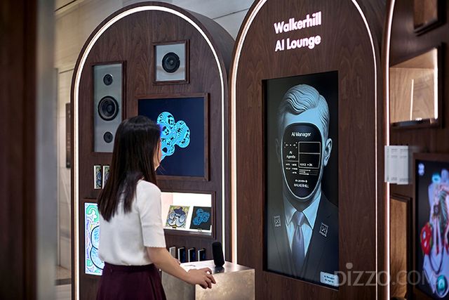 한 고객이 '워커힐 AI 라운지’에서 AI 매니저 ‘해리스’의 안내를 받아 아트 미션에 참여하고 있다.(사진제공=워커힐)