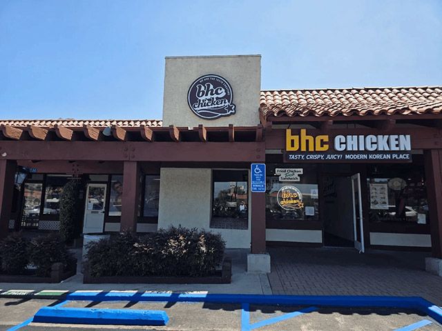 bhc는 미국 5호점 칼스배드점을 오픈했다./사진=다이닝브랜즈그룹