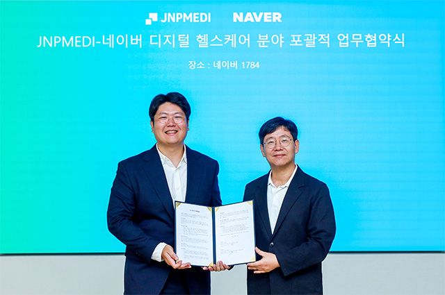 왼쪽부터) 제이앤피메디 정권호 대표와 네이버 최인혁 테크비즈니스 대표 /사진 제공=제이앤피메디