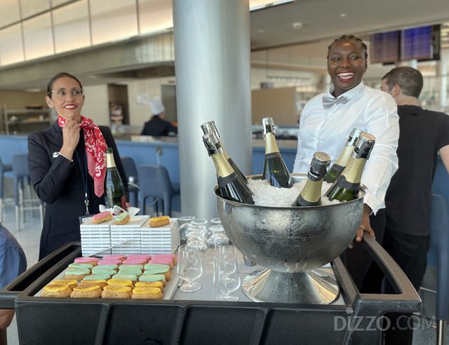 에어프랑스 라운지에서 맛 볼 수 있는 다양한 와인과 샴페인을 직원이 직접 서빙하고 있다.(사진촬영=서미영 기자)