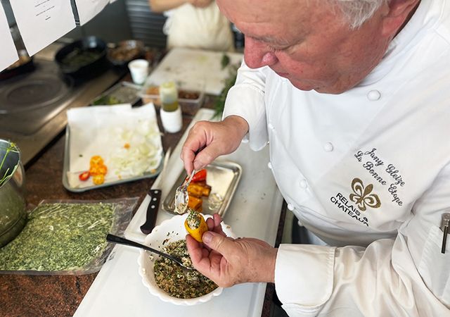 제니 셰프가 파르시 속 재료를 채워넣고 있다.(사진촬영=서미영 기자)