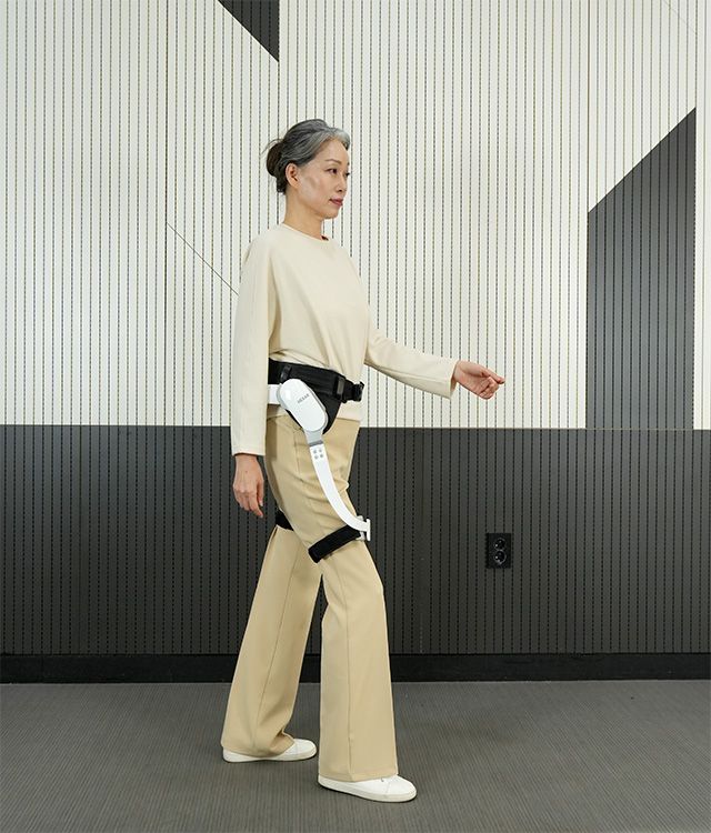 클레짐을 착용한 노약자 모델이 보행 보조 기능을 시연하고 있다. /사진 제공=헥사휴먼케어