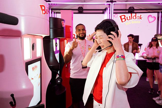 김정수 부회장이 지난 4월 미국 코첼라 불닭소스 부스에 방문해 이벤트 공간을 둘러보고 있다./사진=삼양식품