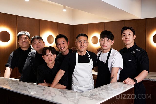 파라다이스 컬리너리랩 총괄 컨설턴트 강민구 셰프와(왼쪽에서 다섯 번째) 컬리너리랩 팀원들