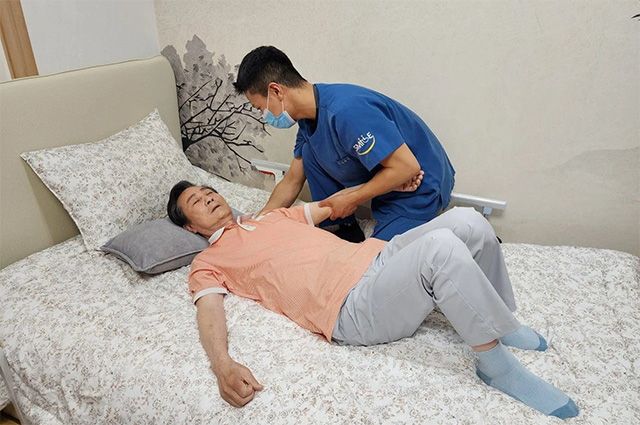 케어닥 케어홈 재활 특화 패키지 진행 장면. 전문 치료사가 고령자에게 물리 재활 코칭을 하고 있다. /사진 제공=케어닥