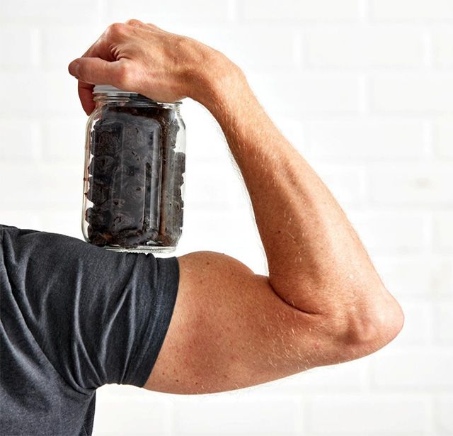 푸룬을 담은 유리병을 들어 올린 모습. 푸룬은 남성의 뼈 건강에 보조적 도움을 줄 수 있다는 연구 결과가 보고됐다. /이미지 제공=캘리포니아 푸룬 협회