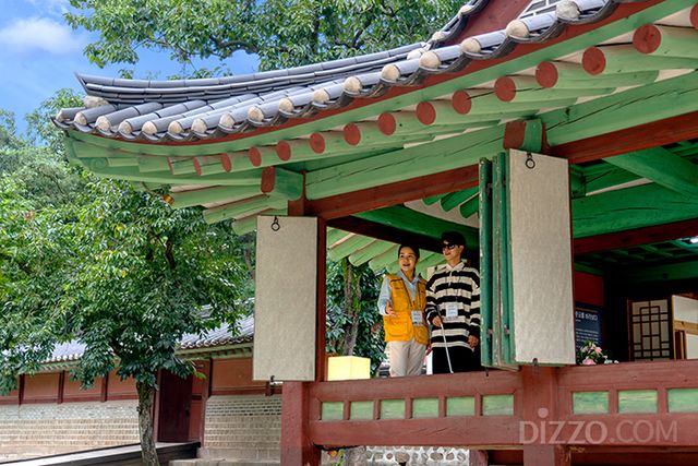 궁궐을 둘러보고 있는 현장영상해설사와 시각장애인 참가자(사진제공=서울관광재단)