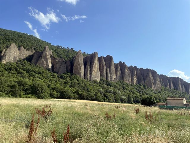 레 메 마을의 페니탕 바위페니탕 바위(Pénitents des Mées)(사진촬영=서미영 기자)