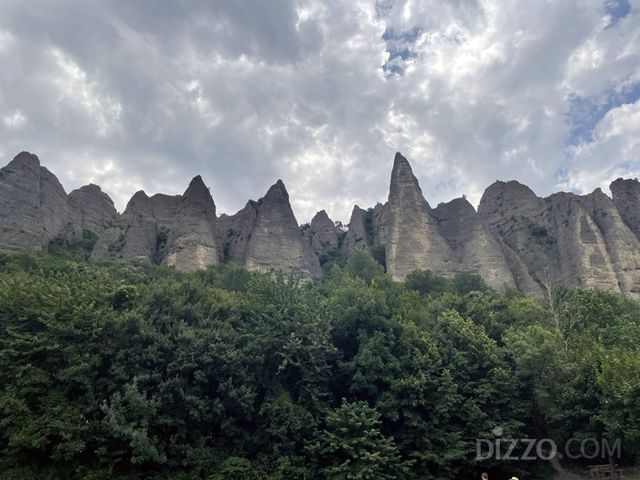 레 메 마을의 페니탕 바위페니탕 바위(Pénitents des Mées)(사진촬영=서미영 기자)