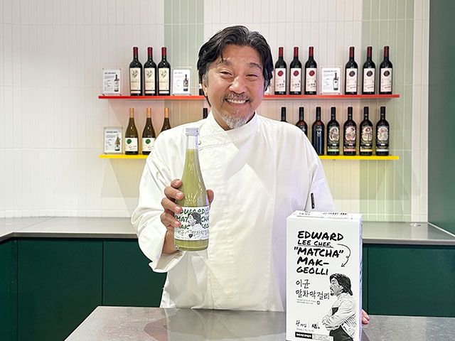 에드워드 리 셰프가 GS25 협업한 이균말차막걸리를 들고 포즈를 취하고 있다./사진=GS25