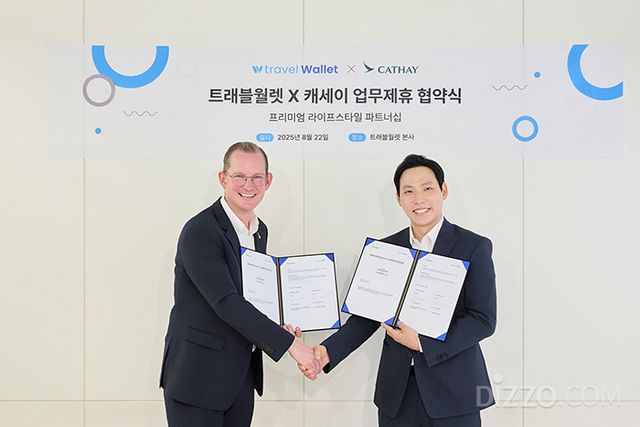 도널드 모리스 캐세이 한국 지사장(왼쪽)과 김형우 트래블월렛 대표(오른쪽)가 지난 22일 서울 강남구 트래블월렛 본사에서 열린 업무협약식에서 기념촬영을 하고 있다.(사진제공=캐세이)