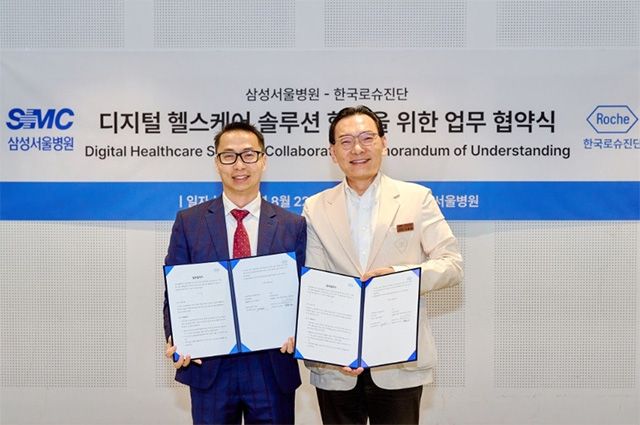 (왼쪽부터) 킷 탕 한국로슈진단 대표, 이풍렬 삼성서울병원 디지털혁신추진단장이 기념촬영을 하고 있다. /사진 제공=한국로슈진단