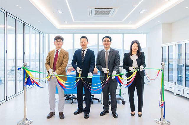 (왼쪽부터) 존슨앤드존슨 메드테크 박준범 상무, 아우름케어 매니지먼트 오봉근 대표, 오진용 존슨앤드존슨 메드테크 북아시아 지역 총괄사장과 지아영 전무. /사진 제공=존슨앤드존슨 메드테크