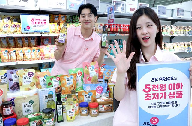 8월 13일 이마트 용산점에서 모델들이 5K PRICE(오케이프라이스) 상품을 소개하고 있다. /사진=이마트