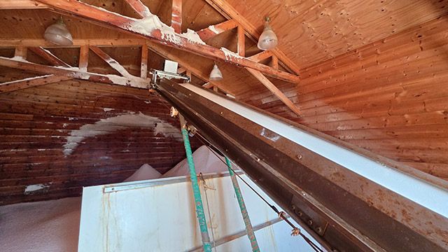 염판에서 모은 소금을 수레에 담아 레일 기계 위로 옮기면, 이곳에 한데 모아진다./사진=김경희