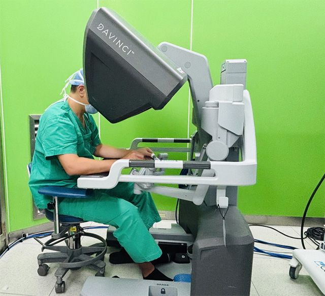 정재훈 교수가 전립선암 경방광 단일공 다빈치SP 로봇수술 콘솔에서 집도하는 모습 /사진 제공=한림대학교성심병원