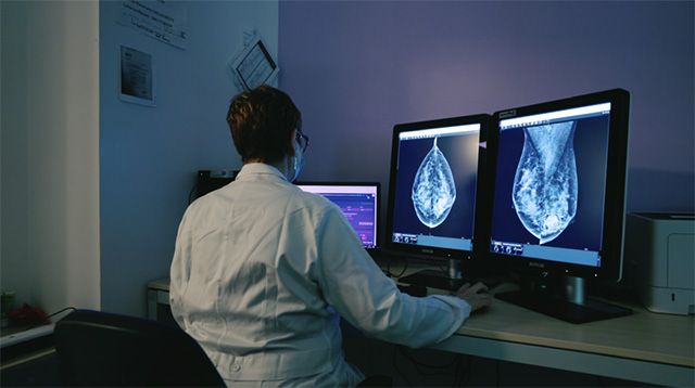 이탈리아 트레비소주 유방암 검진 프로그램 책임자인 클라우디아 바이스 박사가 루닛 AI 유방암 진단 솔루션 ‘루닛 인사이트 MMG’를 활용해 유방촬영 영상을 분석하고 있다. /사진 제공=루닛