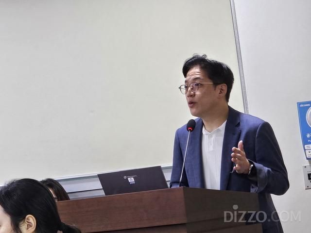 김광준 세브란스병원 노년내과 교수가 ‘고령화 사회의 의료 생산성과 디지털 전환’을 주제로 발표하고 있다.