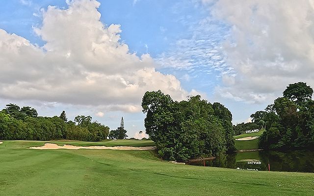 ISLAND 코스 1번홀(파5)의 세컨드 지점에서 오른쪽 나무 사이로 그린이 보여 이글 도전이 가능한 재미있는 홀이다./ 사진 출처=에디슨투어.