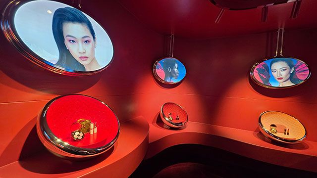 1층 AI 가상 메이크업에서는 립스틱과 아이섀도를 화면에서 바로 체험할 수 있다./사진=김경희