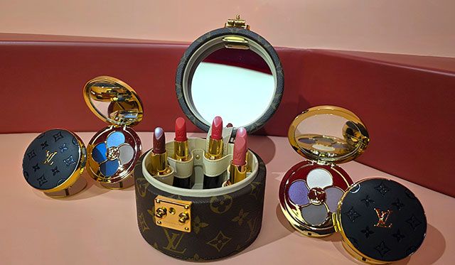 립스틱·아이섀도·파우치를 세트를 구성한 제품이 진열되어 있다./사진=김경희