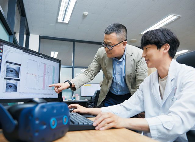 ㈜뉴로이어즈 서규원 대표(왼쪽)와 임은천 연구소장이 ‘뉴로이어즈 안나’ 데이터 분석 과정을 살펴보고 있다. /사진 제공=뉴로이어즈