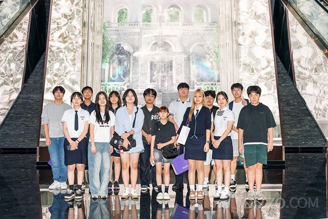 8월 22일 ‘인스파이어 익스피리언스 데이’에 참여한 장학생들이 인스파이어의 미디어 아트 공간 ‘큐브’에서 기념사진을 촬영하고 있다.