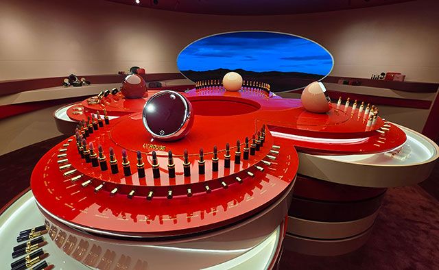 1층 제품 존에는 립스틱 55종과 8종의 아이섀도를 포함한 뷰티 컬렉션 제품이 진열되어 있다./사진=김경희