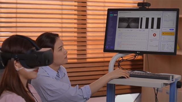 환자가 VR 기기와 ‘뉴로이어즈 안나’를 활용해 어지럼증 진단 검사를 받고 있는 모습. /사진 제공=뉴로이어즈